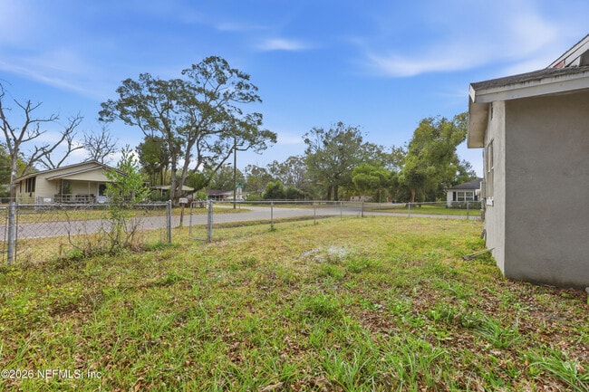 Building Photo - 2002 St Clair St