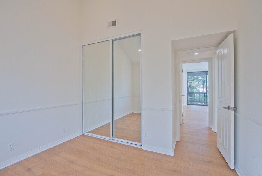 Building Photo - 5757 Owensmouth Ave
