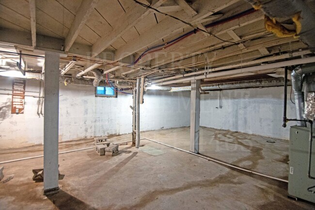 Building Photo - 2 Bedroom 1 Bath