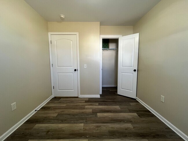 Building Photo - 2/1 Available In Easley!