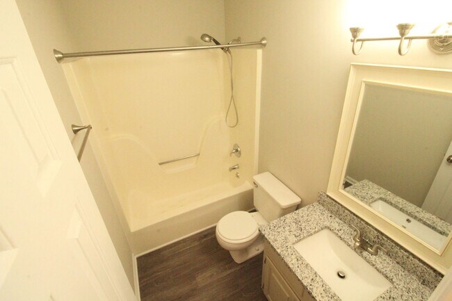 Building Photo - Adorable 2 Bedroom, 1 Bath in West Raleigh near Cary Crossroads - Pet Friendly!