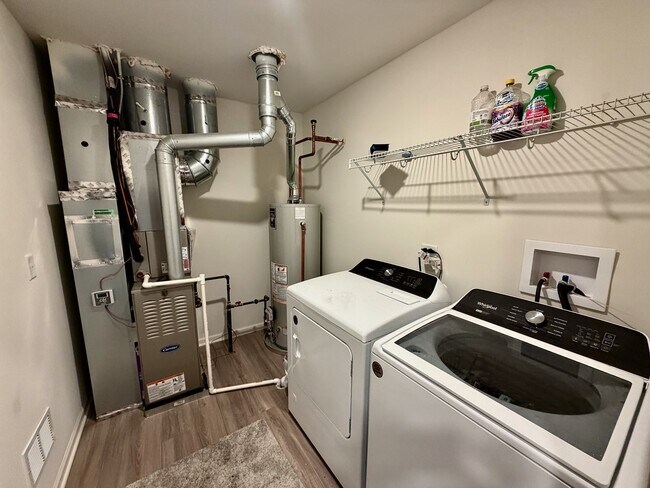 Building Photo - 1327 Draper Rd