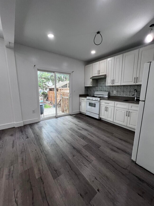 Building Photo - 28 E 47th St