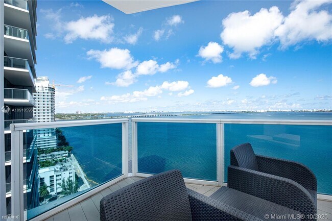 Building Photo - 2 br, 2 bath Condo - 725 NE 22nd St Apt 17F