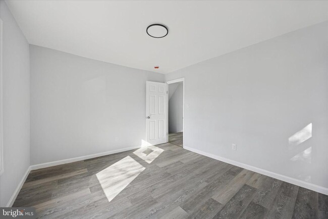 Building Photo - 566 Rutherford Ave