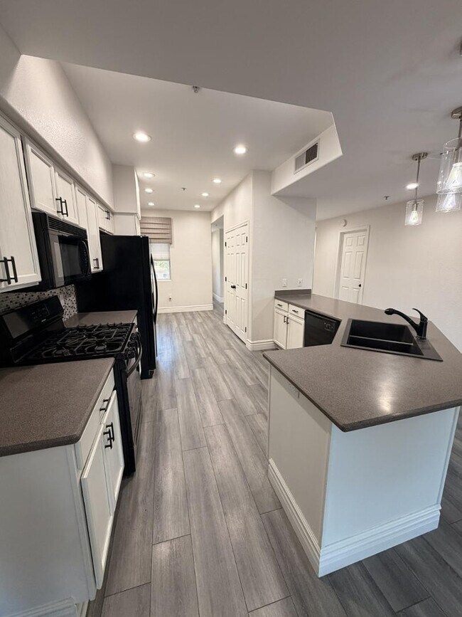 Building Photo - 7401 W Arrowhead Clubhouse Dr