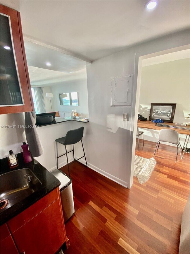 Building Photo - 1000 West Ave