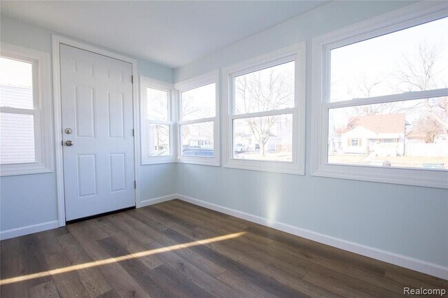 Building Photo - 1308 E Milton Ave