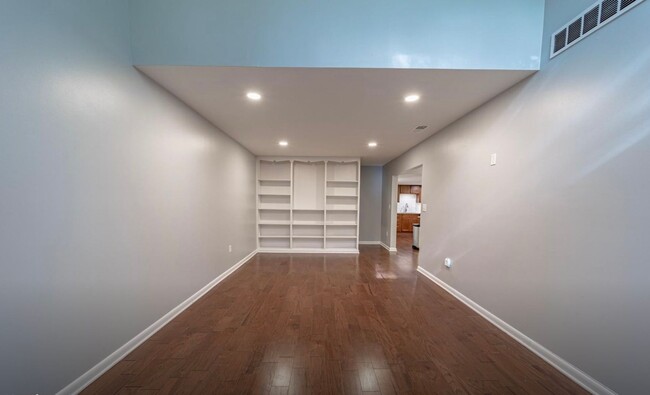 Building Photo - Knoxville 37920 - 2 bedroom with loft, 3 bath home in Cherokee Trail - Contact Adam Joachim 352-2...