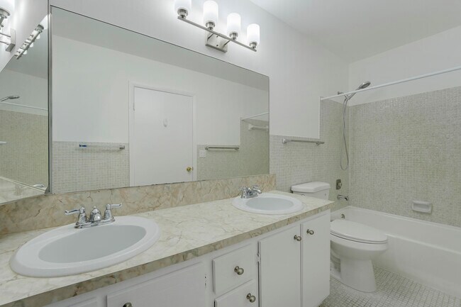 Building Photo - 1142 Cir Terrace W