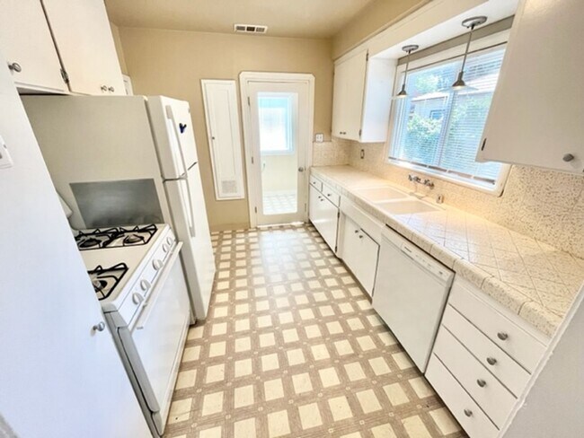 Building Photo - **RESERVE FOR SUMMER 2026** Charming home with 5 bedrooms close to Chico State