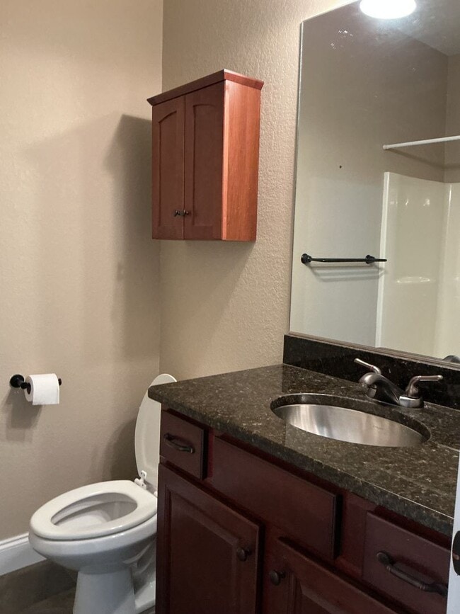 Building Photo - Luxury Living Made Easy in a Desirable Nei...