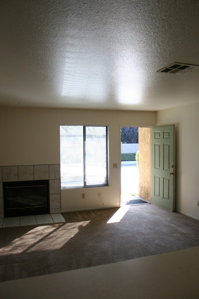 Building Photo - 8600 White Rock Dr