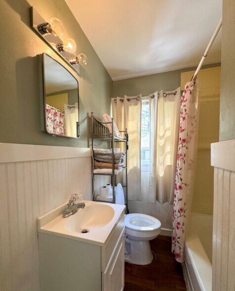 Building Photo - 213 Lindale St