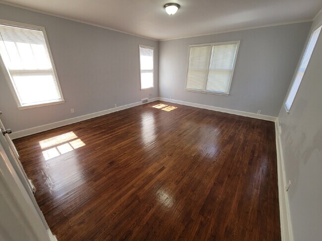 Building Photo - 1/2 PRICE ON FIRST MONTH'S RENT!!!