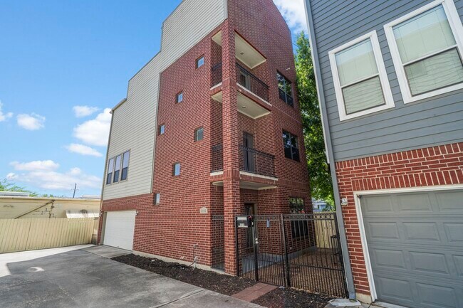 Building Photo - 1218 Sandman St