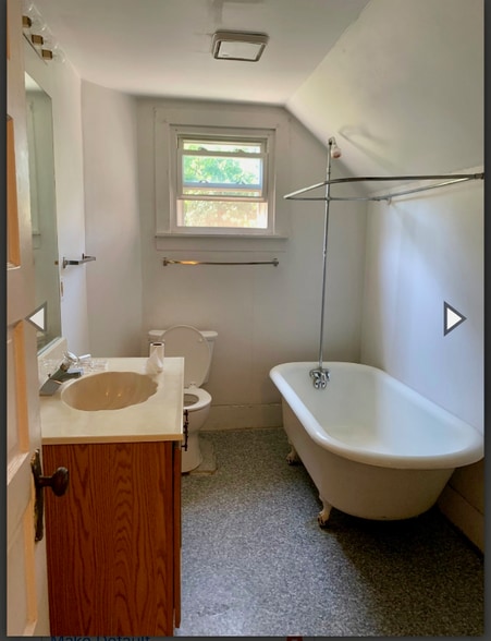 Building Photo - 918 Danby Rd