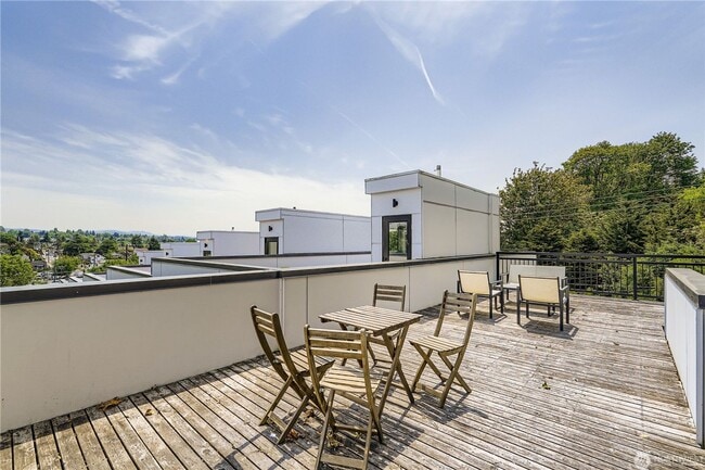 Building Photo - Spacious end-unit 3 bed townhome near Seat...