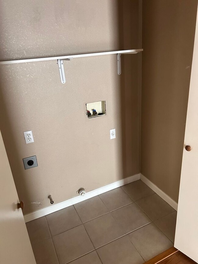 Building Photo - 3 Bedroom/2 Full Bathrooms Stockton