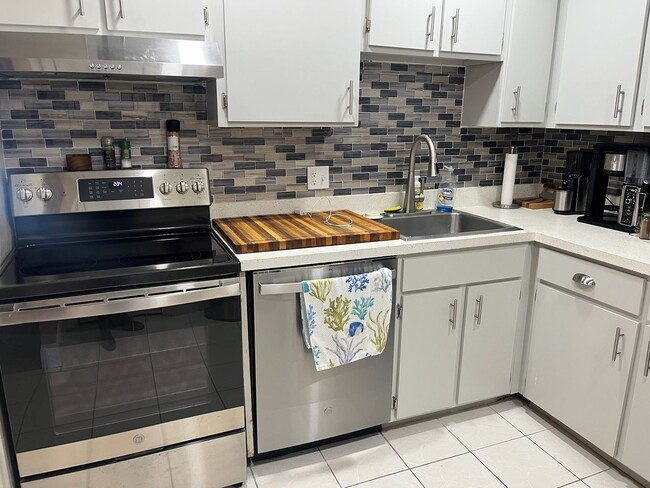 Building Photo - Stunning 2 bed 2 bath condo with terrific ...
