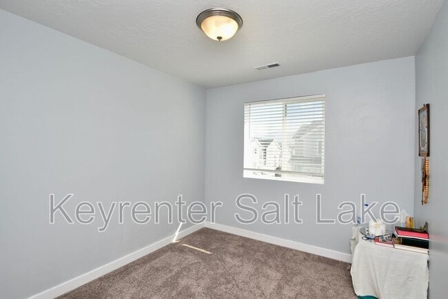 Building Photo - 555 N Willow Springs Ave