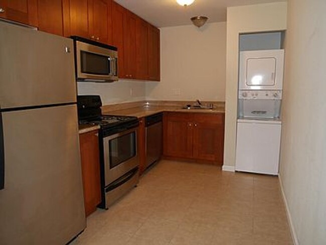 Building Photo - AVAILABLE NOW 1 bed 1 bath condo with your...