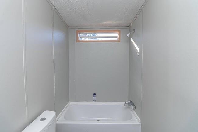 Building Photo - 3 BR | 2 BA Manufactured Home in Pikeville...