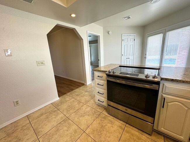 Building Photo - Gorgeous 3 bedroom 2 bathroom home with a ...