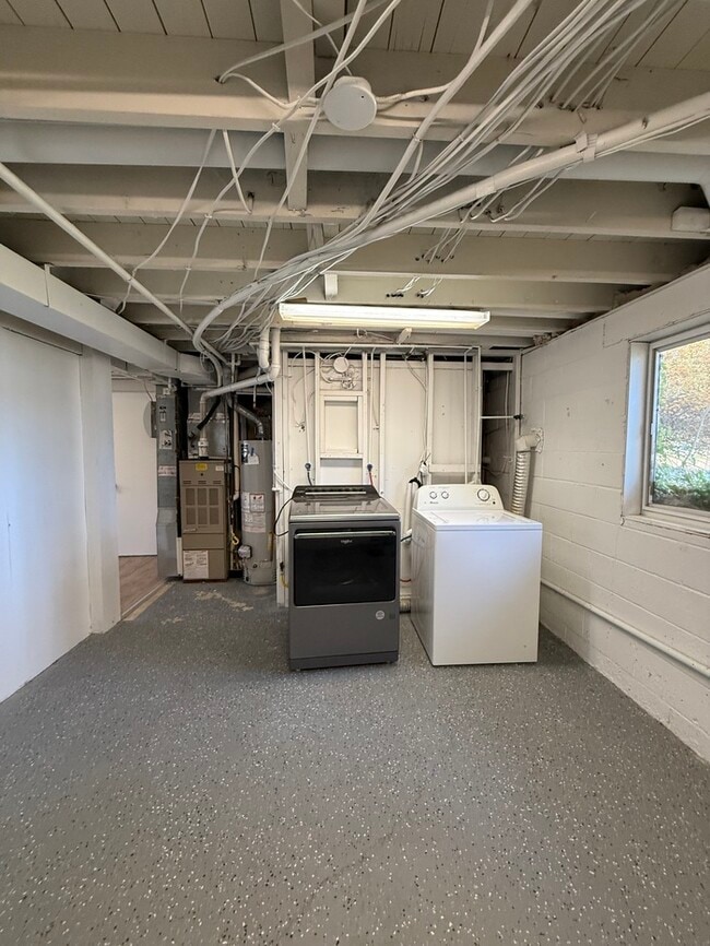 Building Photo - 205 Mardale Dr