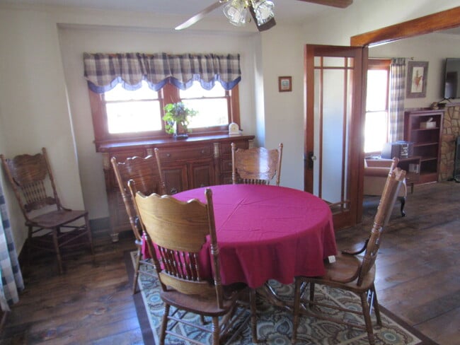 Building Photo - 206 E Columbia St