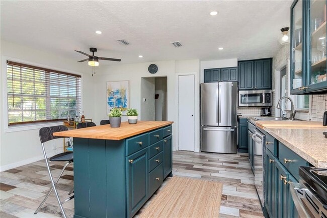 Building Photo - 1528 W River Shore Way