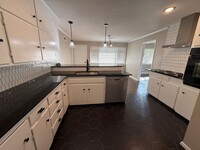 Building Photo - 31st and Sheridan 3 bed, Updated Kitchen a...