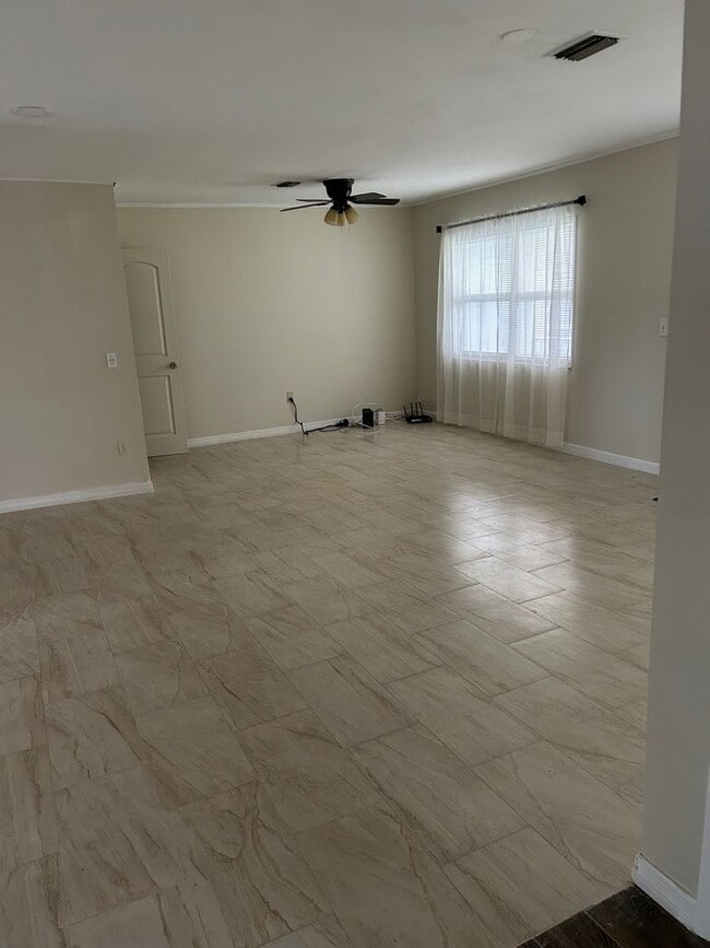 Building Photo - 4BD/2BA on the Island!