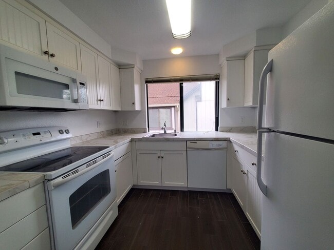 Building Photo - Update 2x2 Top Floor Condo with pool, storage, fireplace & garage in ideal Novato Location