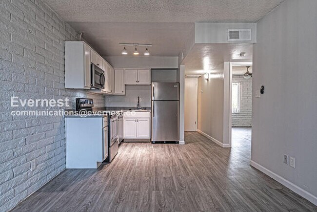 Building Photo - 1014 S Farmer Ave