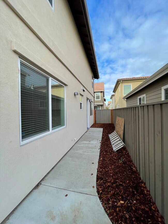 Building Photo - 1719 Heirloom St