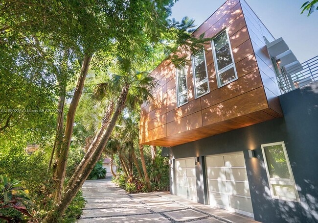 Building Photo - 3503 Banyan Cir