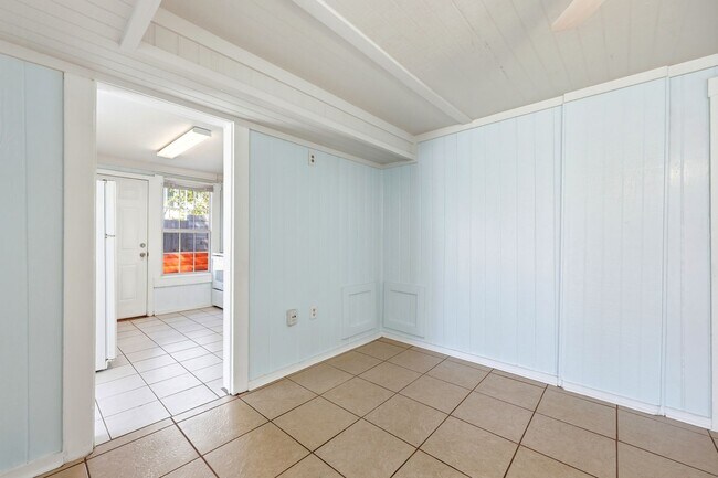 Building Photo - Neptune Beach Bungalow