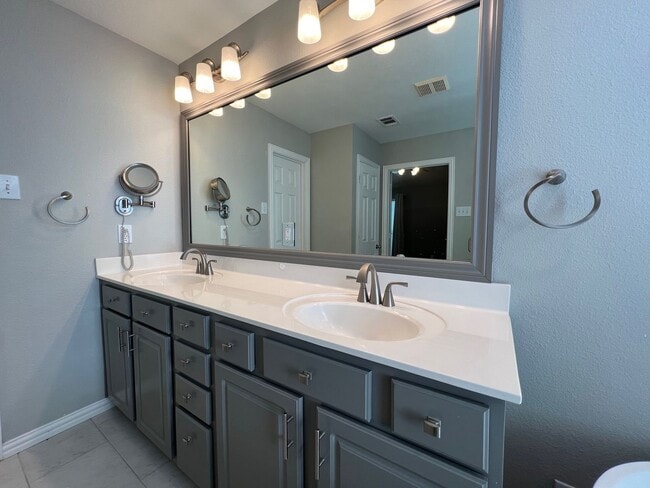 Building Photo - Lovely 4 bedroom 3 bath home!
