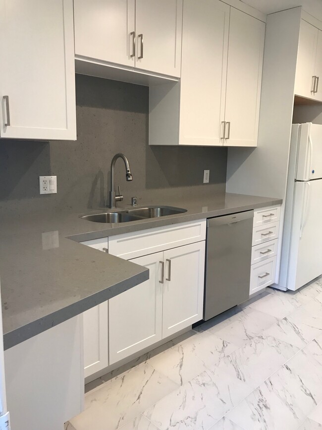 Kitchen, South East view - 452 S Doheny Dr