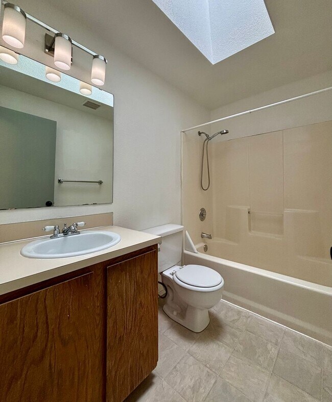 Building Photo - 3 Bed / 2 Bath Kirkland-Finn Hill rambler $3,395/month