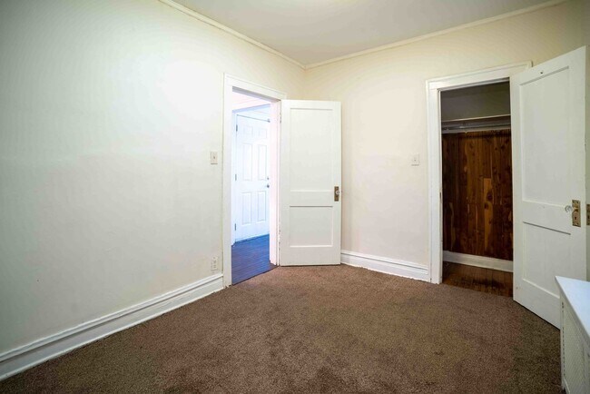 Building Photo - 10918 S Vernon Ave