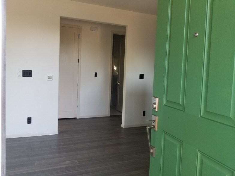 Upper Unit Entry into Living - 1008 E 49th St