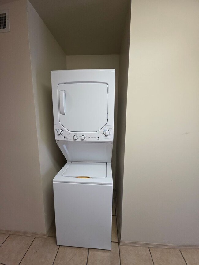 Building Photo - 705 E J St