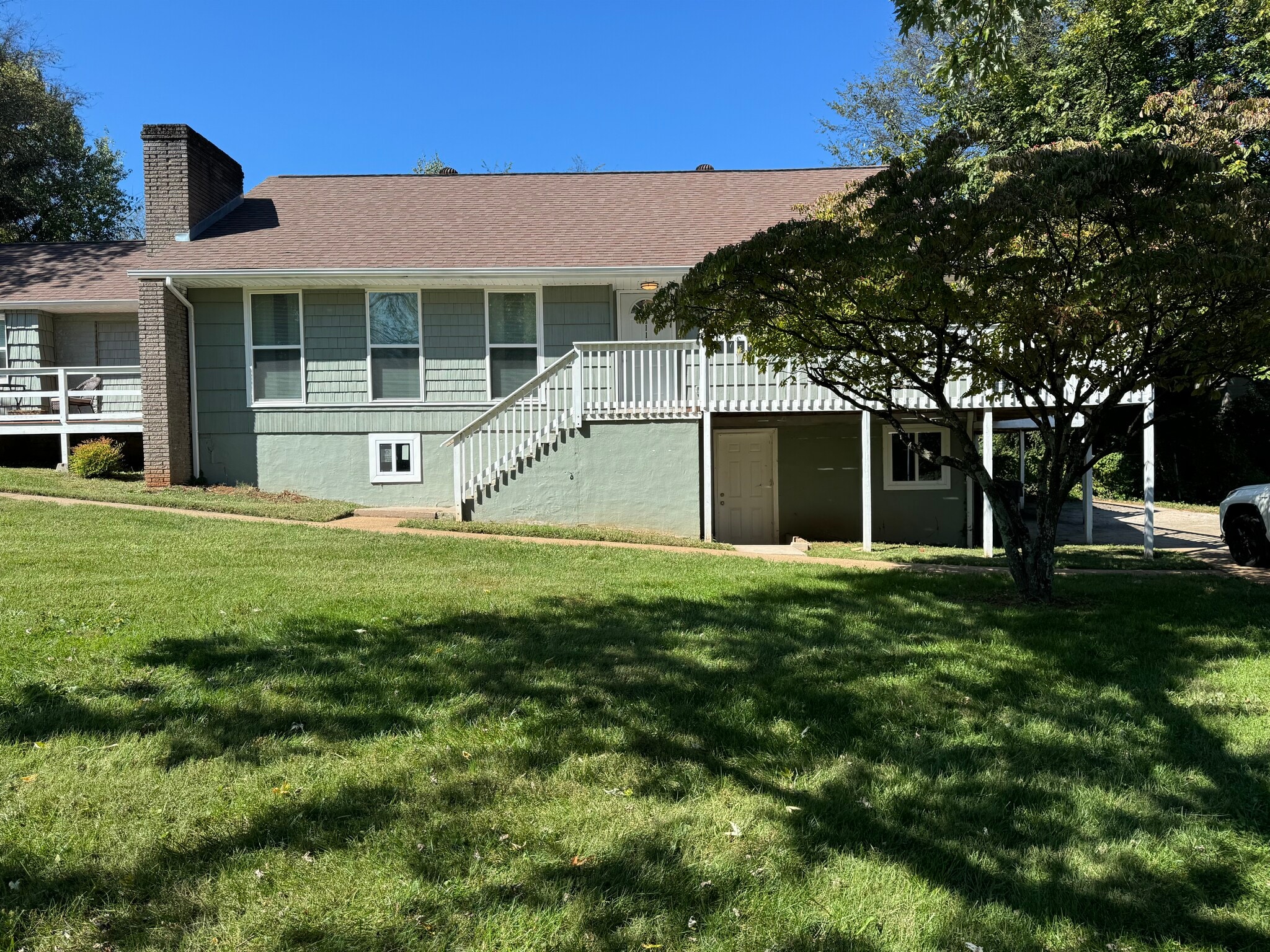 Welcome to your new home! Charming exterior with private entry and off-street parking just 10 minute - 1117 Henrietta Dr