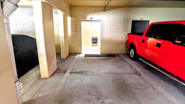 Building Photo - Annual Turnkey 3/3 penthouse on waterfront in Osprey