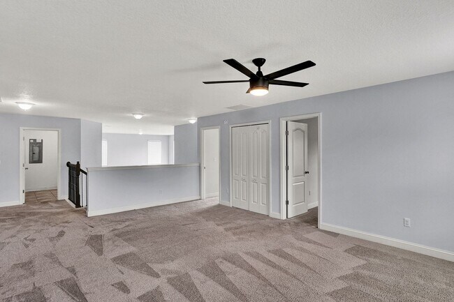 Building Photo - Beautiful 5/4 Home with Over 4k sqft, Fenced in Yard & 3 Car Garage! Pet friendly!