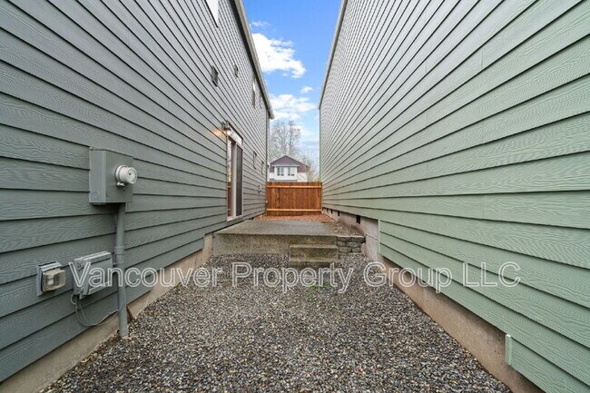 Building Photo - 2713 NE 87th Ave