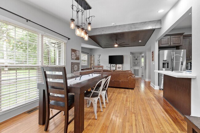 Building Photo - 3/2 House by TMH!! Available April!! fully furnished, 6 or 12 month lease available