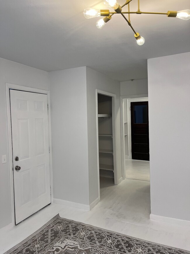 Building Photo - 2205 Kirby Ave